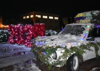 У Глухові військовий надав ретро-автівку для новорічної локації – Суми та область