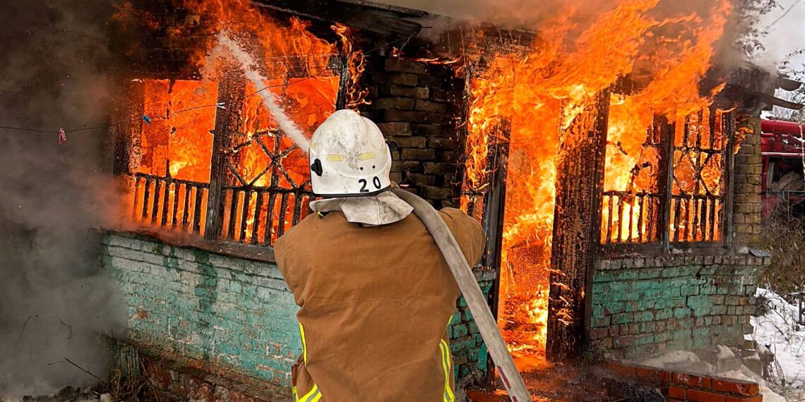 У Ржищівській громаді під час ліквідації пожежі рятувальники знайшли тіло жінки