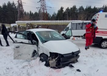 У Шостці зіштовхнулися пасажирська маршрутка та автомобіль: 7 людей постраждали – Суми та область