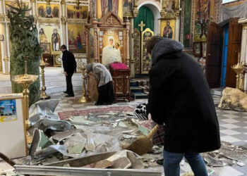 Во время обстрела Одессы священнослужителя едва не задело потолком (видео)