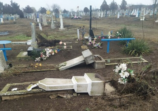 Житель Одесской области повредил 92 могилы и получил срок
