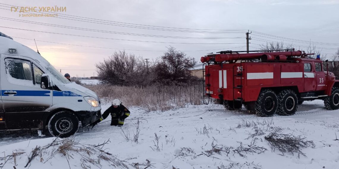 Рятувальники Запоріжжя допомогли врятуватися від снігового полону водіям 7 авто |