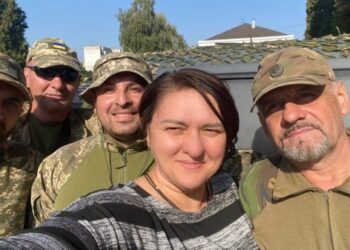 “Чужі стають рідними”. Як мати захисника України стала волонтеркою – Суми та область