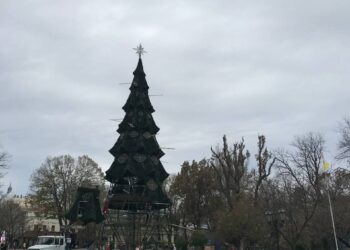 Конец праздников: c Дерибасовской убирают новогоднюю елку