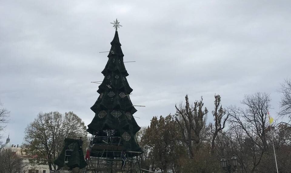 Конец праздников: c Дерибасовской убирают новогоднюю елку