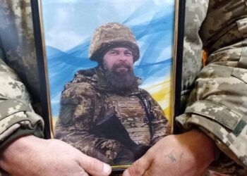 “Пішов героєм з перших днів”. У Сумах попрощалися з військовим Романом Анохіним – Суми та область