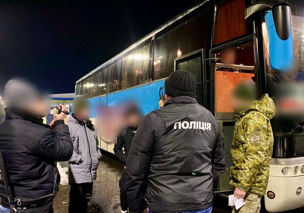 Прятался под водительским сиденьем: в Одесской области водитель автобуса вывозил уклонистов в Молдову