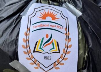 Школярі Бучанської громади передали вітальні пакунки захисникам