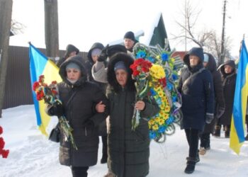 Шостка попрощалася з воїном, який повернувся додому «на щиті» – Суми та область
