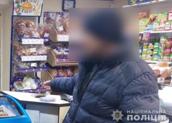 У Ромнах чоловік розраховувався у магазинах чужою загубленою карткою – Суми та область