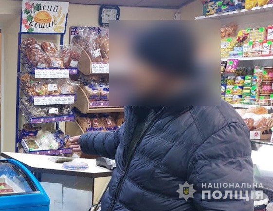 У Ромнах чоловік розраховувався у магазинах чужою загубленою карткою – Суми та область