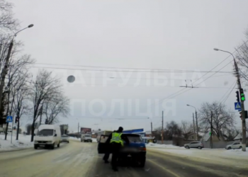 У Сумах патрульний допоміг водію, автівка якого заглохла серед дороги – Суми та область