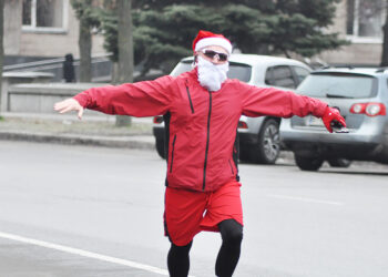 У Полтаві відбувся традиційний новорічний забіг Crazy Santa Callenge 2024: фото та переможці • Легка атлетика •