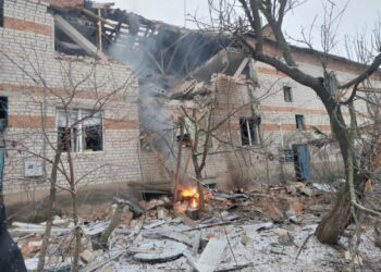 В Есманській громаді БПЛА влучив у житловий двоповерховий будинок: люди опинились під завалами – Суми та область