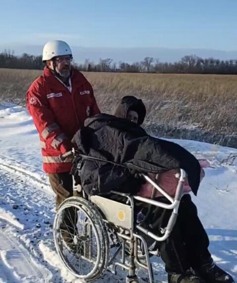 Волонтери Червоного Хреста допомогли знесиленим жінкам на пункті пропуску Покровка-Колотилівка – Суми та область