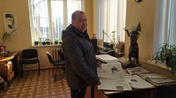 Як працює редакція газети у Великій Писарівці, яку нещодавно обстріляли – Суми та область