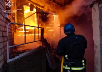 На Шосткинщині ліквідували пожежу, яку спричинив ворожий удар – Суми та область