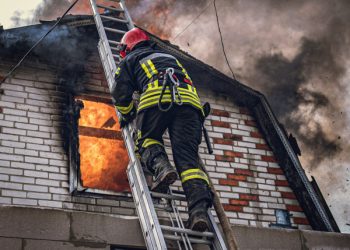 У Сумах горів двоповерховий дачний будинок – Суми та область