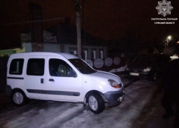 У Сумах нетверезий водій врізався у припарковану автівку, залишив місце ДТП, але потім повернувся – Суми та область
