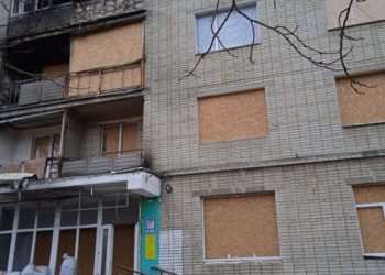 “12 відер тільки скла ми вчора винесли”. Ліквідація наслідків влучання “Шахедів” у будинку на Парковій у Сумах – Суми та область