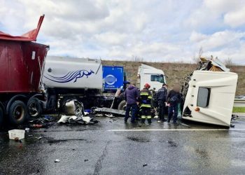 На трассе Одесса – Киев столкнулись грузовики: есть погибший