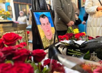 У Сумах попрощались із захисником Денисом Савченком, який загинув внаслідок влучання “Шахеда” у житловий будинок – Суми та область
