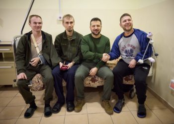 У Сумах Президент відвідав військовий госпіталь і поспілкувався з пораненими захисниками України – Суми та область