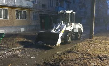 У Сумах прибирають будівельне сміття навколо будинку, зруйнованого “Шахедом” – Суми та область