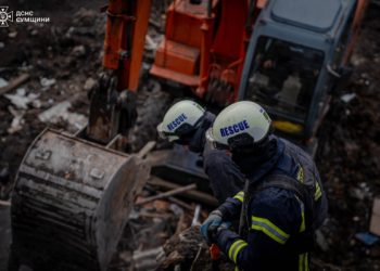 У Сумах третій день розбирають завали 5-поверхівки, у яку влучив “Шахед” – Суми та область