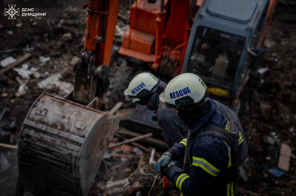 У Сумах третій день розбирають завали 5-поверхівки, у яку влучив “Шахед” – Суми та область