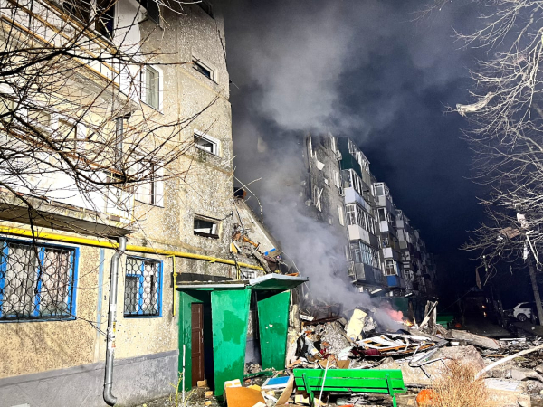 У Сумах вночі “Шахед” влучив у багатоквартирний житловий будинок – Суми та область