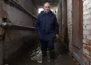 “Вода надходить зі стін і з підлоги” – у Сумах затоплює підвал будинку в центрі міста – Суми та область