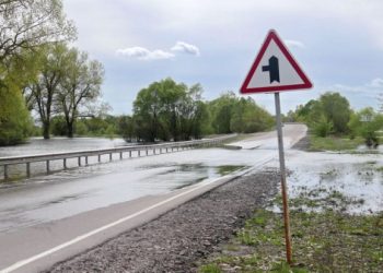 До критичного рівня заплави Десни залишається 50 см – дорогу на кордоні Сумської та Чернігівської областей залило водою – Суми та область
