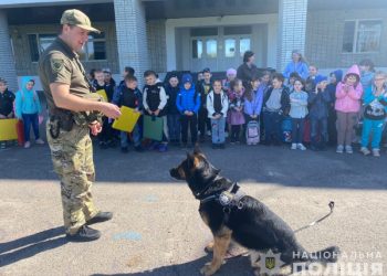 Конотопські поліцейські-кінологи продемонстрували дітям вміння службових собак – Суми та область