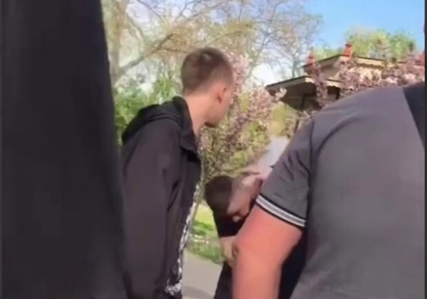 Мэр из Одесской области попал скандал: в сеть попало видео того, как он ударил подростка