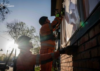 Рятувальники показали, як гасили пожежу після авіаудару по місту Суми – Суми та область
