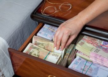 Розтратила 245 тис грн товариства, перерахувавши їх на рахунок власного закладу – повідомлено про підозру директорці НВК – Суми та область