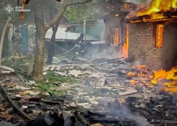 У Білопіллі рятувальники ліквідували пожежу, яку спричинив ворожий обстріл – Суми та область