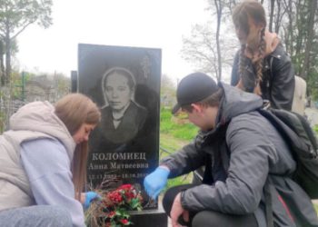 У Глухові студенти агротехнічного коледжу впорядкували могили спочилих працівників освітнього закладу – Суми та область