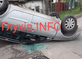 У Глухові зіткнулися два легковика, від удару одна з автівок приземлилася на дах – Суми та область