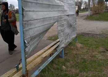 У Конотопі вандали пошкодили автобусну зупинку – Суми та область