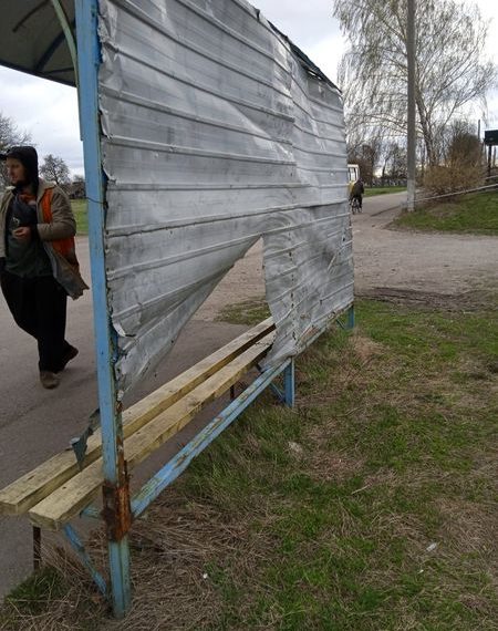 У Конотопі вандали пошкодили автобусну зупинку – Суми та область