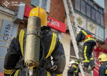 У Шостці рятувальники оперативно ліквідували загоряння балкону – Суми та область