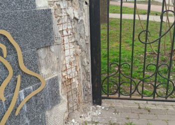 У Шостці вандали пошкодили вхідну частину паркану парку “Свободи” – Суми та область
