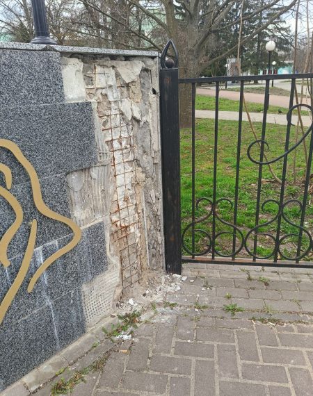У Шостці вандали пошкодили вхідну частину паркану парку “Свободи” – Суми та область