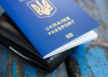 В МИД рассказали, прекращают ли консульства предоставление услуг мужчинам призывного возраста