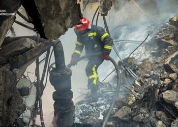 На Київщини 192 рятувальника та 63 одиниці техніки ліквідували пожежу на атакованому рф енергетичному об’єкті (фото) | Київщіна