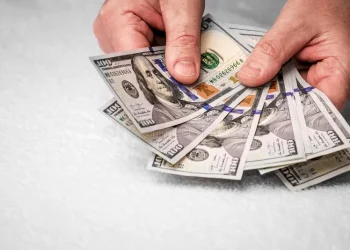 Як швидко та безпечно рахувати долари та євро