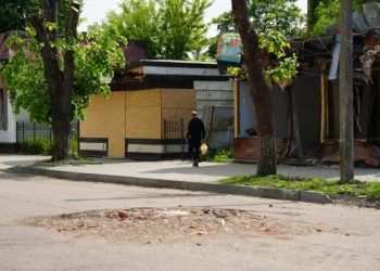 Який вигляд має центральна вулиця Білопілля після російських обстрілів – Суми та область