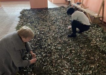 Конотопські волонтери продовжують плести маскувальні сітки – Суми та область